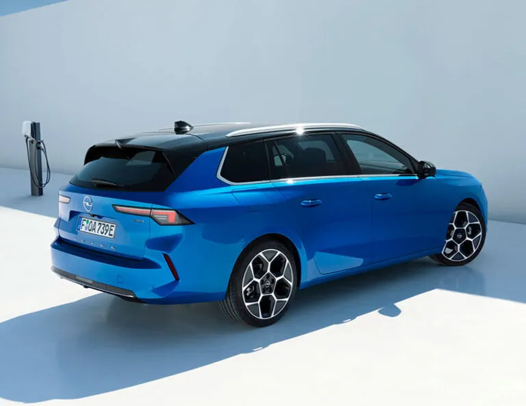 Új generációs Opel Astra Sports Tourer. Nagyban utazik.