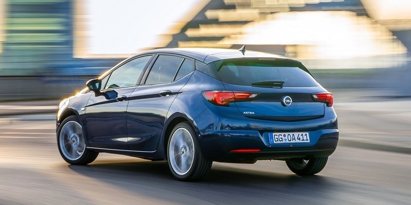 kék Opel Astra hátulról