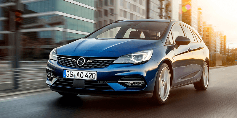 kék Opel Astra Sports Tourer szemből az utcán