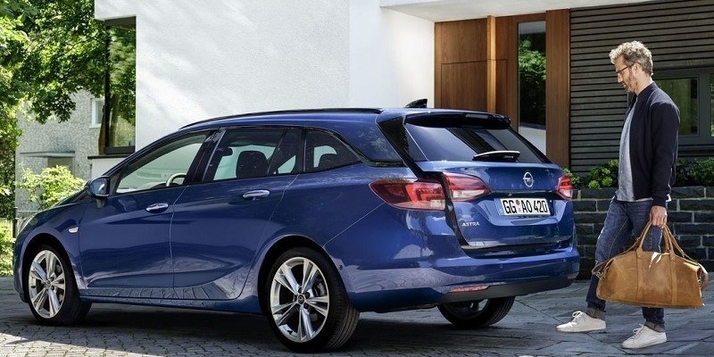 kék Opel Astra Sports Tourer csomagtartó nyitás